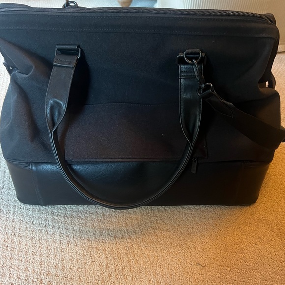 Black Bei’s weekender bag only used on one trip. Excellent condition used once - Picture 2 of 4